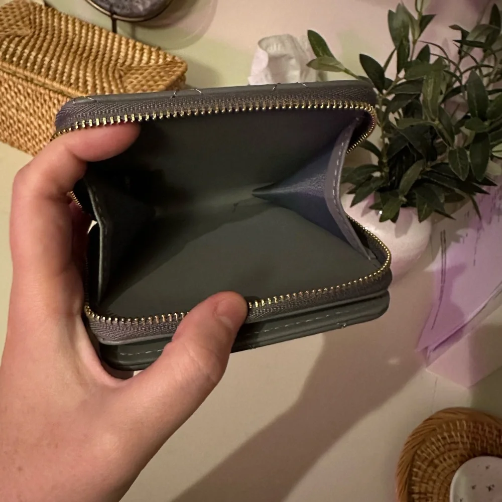 Badgley Mischka Vegan Leather Gray Quilted Wallet | NWT‎